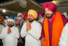 ਸੱਚਖੰਡ ਸ੍ਰੀ ਹਰਿਮੰਦਰ ਸਾਹਿਬ ਤੇ ਦੁਰਗਿਆਣਾ ਮੰਦਰ ‘ਚ ਨਤਮਸਤਕ ਹੋਏ CM ਚਰਨਜੀਤ ਸਿੰਘ ਚੰਨੀ
