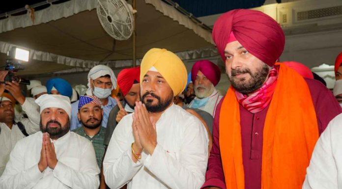 ਸੱਚਖੰਡ ਸ੍ਰੀ ਹਰਿਮੰਦਰ ਸਾਹਿਬ ਤੇ ਦੁਰਗਿਆਣਾ ਮੰਦਰ ‘ਚ ਨਤਮਸਤਕ ਹੋਏ CM ਚਰਨਜੀਤ ਸਿੰਘ ਚੰਨੀ