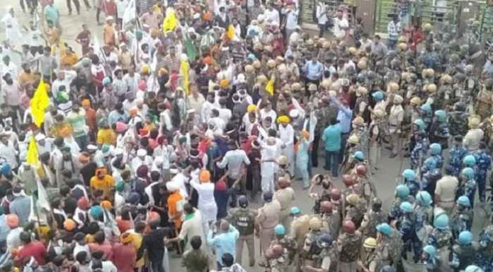 Farmers Protest : ਪ੍ਰਸ਼ਾਸਨ ਨਾਲ ਬੈਠਕ ਰਹੀ ਬੇਨਤੀਜਾ, ਹੁਣ ਮਿੰਨੀ ਸਕੱਤਰੇਤ ਨੂੰ ਘੇਰਨਗੇ ਕਿਸਾਨ