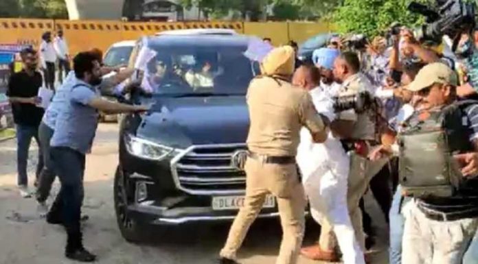 ਲੁਧਿਆਣਾ ‘ਚ ਕੇਜਰੀਵਾਲ ਦਾ ਭਾਰੀ ਵਿਰੋਧ, ਹੋਟਲ ਦੇ ਬਾਹਰ ਨੌਜਵਾਨਾਂ ਨੇ ਕੀਤਾ ਪ੍ਰਦਰਸ਼ਨ, ਪੁਲਿਸ ਨਾਲ ਧੱਕਾ-ਮੁੱਕੀ