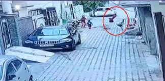 ਛੱਤ ‘ਤੇ ਖੇਡ ਰਹੀ 8 ਸਾਲ ਦੀ ਬੱਚੀ ਗਲੀ ‘ਚ ਡਿੱਗੀ, ਘਟਨਾ CCTV ‘ਚ ਕੈਦ, ਗੰਭੀਰ ਜ਼ਖਮੀ
