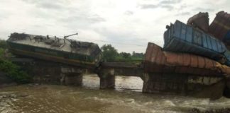 ਓਡਿਸ਼ਾ : ਕਣਕ ਲਿਜਾ ਰਹੀ ਮਾਲ ਗੱਡੀ ਦੇ 6 ਡੱਬੇ ਪਟੜੀ ਤੋਂ ਉਤਰ ਕੇ ਨਦੀ ‘ਚ ਡਿੱਗੇ, ਡਰਾਈਵਰ ਤੇ ਸਟਾਫ ਨੇ ਟ੍ਰੇਨ ‘ਚੋਂ ਮਾਰੀ ਛਾਲ