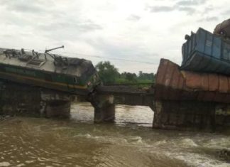 ਓਡਿਸ਼ਾ : ਕਣਕ ਲਿਜਾ ਰਹੀ ਮਾਲ ਗੱਡੀ ਦੇ 6 ਡੱਬੇ ਪਟੜੀ ਤੋਂ ਉਤਰ ਕੇ ਨਦੀ ‘ਚ ਡਿੱਗੇ, ਡਰਾਈਵਰ ਤੇ ਸਟਾਫ ਨੇ ਟ੍ਰੇਨ ‘ਚੋਂ ਮਾਰੀ ਛਾਲ