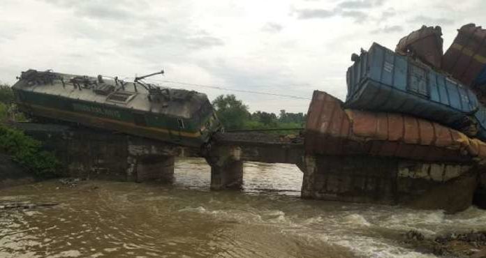 ਓਡਿਸ਼ਾ : ਕਣਕ ਲਿਜਾ ਰਹੀ ਮਾਲ ਗੱਡੀ ਦੇ 6 ਡੱਬੇ ਪਟੜੀ ਤੋਂ ਉਤਰ ਕੇ ਨਦੀ ‘ਚ ਡਿੱਗੇ, ਡਰਾਈਵਰ ਤੇ ਸਟਾਫ ਨੇ ਟ੍ਰੇਨ ‘ਚੋਂ ਮਾਰੀ ਛਾਲ