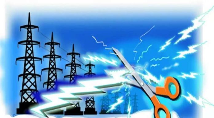 ਪੰਜਾਬ ਸਰਕਾਰ ਦੇ ਹੁਕਮਾਂ ਦੇ ਬਾਵਜੂਦ JE ਦੇ ਕਹਿਣ ‘ਤੇ ਕੱਟੇ 12 ਬਿਜਲੀ ਕੁਨੈਕਸ਼ਨ, ਗਰੀਬ ਲੋਕ ਹਨੇਰੇ ‘ਚ ਰਹਿਣ ਲਈ ਮਜਬੂਰ