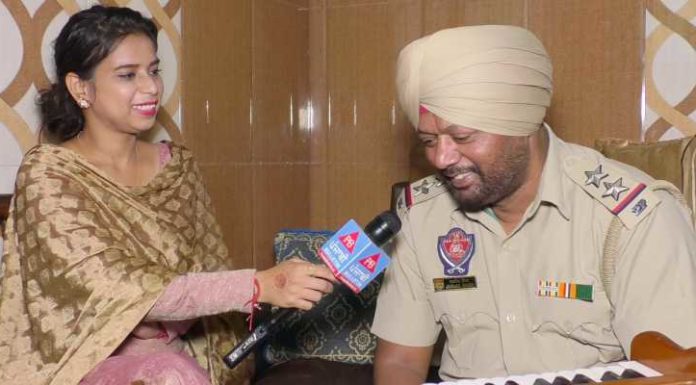 ਗਾਣਿਆਂ ‘ਚ ਪੂਰੀ ਅੱਤ ਕਰਾਉਂਦਾ ਪੰਜਾਬ ਪੁਲਿਸ ਦਾ ਇਹ ਮੁਲਾਜ਼ਮ, ਵੇਖੋ ਵੀਡੀਓ