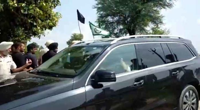 ਰਾਜਾ ਵੜਿੰਗ ਦਾ ਕਿਸਾਨਾਂ ਨੇ ਕੀਤਾ ਜ਼ਬਰਦਸਤ ਵਿਰੋਧ, ਵਿਖਾਈਆਂ ਕਾਲੀਆਂ ਝੰਡੀਆਂ