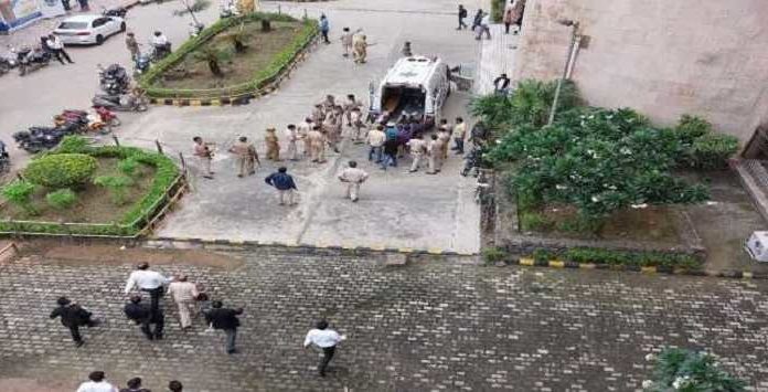 Big Breaking : ਪੰਜਾਬ ਦੇ ਗੈਂਗਸਟਰਾਂ ਨੇ ਦਿੱਲੀ ਅਦਾਲਤ ‘ਚ ਪਾਇਆ ਭੜਥੂ, ਚਲਾਈਆਂ ਗੋਲੀਆਂ, ਜਤਿੰਦਰ ਗੋਗੀ ਸਣੇ 4 ਦੀ ਮੌਤ