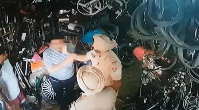 ਮੋਗਾ : ਚੋਰੀ ਦੇ ਮਾਮਲੇ ਦੀ ਜਾਂਚ ਕਰਨ ਪਹੁੰਚੇ ਲੁਧਿਆਣਾ ਦੇ SHO ਨੇ ਜੜਿਆ ਡਿਪਟੀ ਮੇਅਰ ਦੇ ਥੱਪੜ