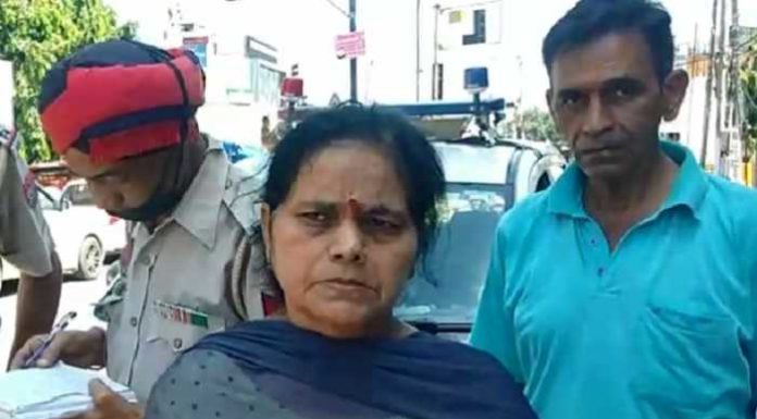 ਜਲੰਧਰ ਵਾਸੀਓ ਸਾਵਧਾਨ! ਲੁੱਟ-ਖੋਹ ਕਰਨ ਵਾਲੇ ਗੈਂਗ ਘੁੰਮ ਰਹੇ ਸ਼ਹਿਰ ‘ਚ, ਅੰਮ੍ਰਿਤਸਰ ਤੋਂ ਆਈ ਔਰਤ ਨੂੰ ਦਿਨ-ਦਿਹਾੜੇ ਲੁੱਟਿਆ