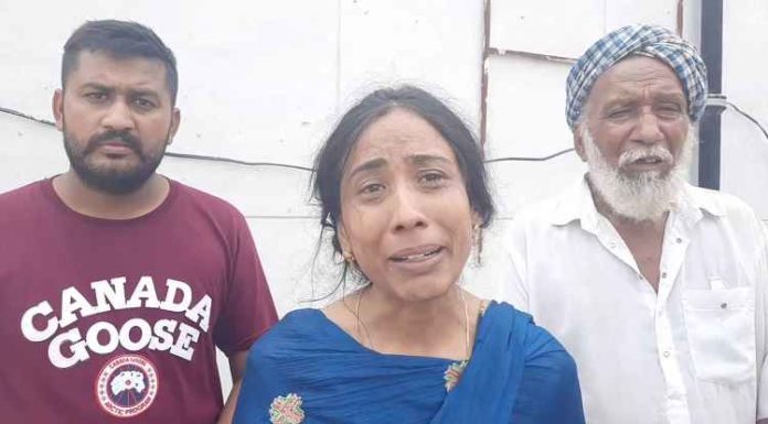 ਕਾਂਗਰਸੀ ਪੰਚਾਇਤ ਮੈਂਬਰ ਤੇ ਉਸ ਦੇ ਪਰਿਵਾਰ ‘ਤੇ ਲੱਗੇ ਨਵਵਿਆਹੀ ਨੂੰ ਕੁੱਟਣ ਦੇ ਆਰੋਪ, ਸਿਆਸੀ ਦਬਾਅ ਕਾਰਨ ਪੁਲਿਸ ਨਹੀਂ ਕਰ ਰਹੀ ਕਾਰਵਾਈ