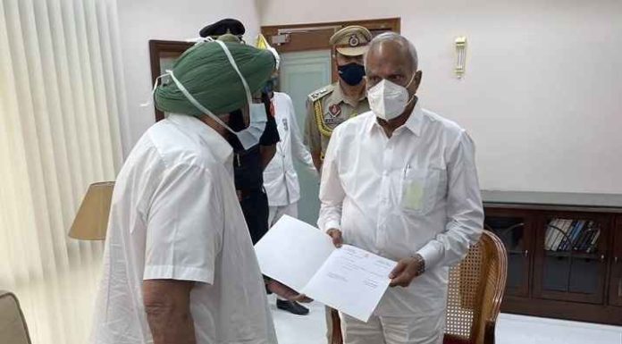 ਕੈਪਟਨ ਅਮਰਿੰਦਰ ਸਿੰਘ ਨੇ ਮੁੱਖ ਮੰਤਰੀ ਦੇ ਅਹੁਦੇ ਤੋਂ ਦਿੱਤਾ ਅਸਤੀਫਾ, ਰਾਜਪਾਲ ਨੂੰ ਸੌਂਪਿਆ