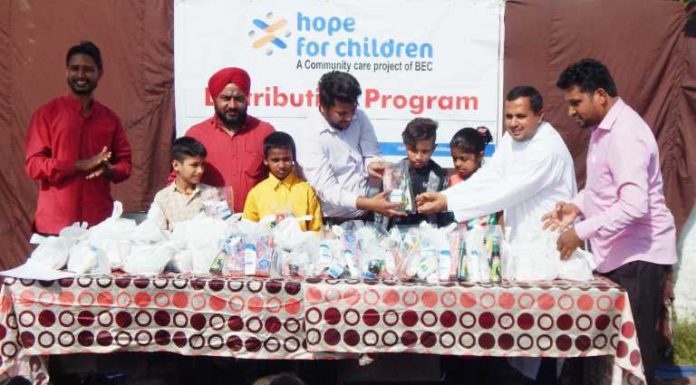 BELIEVERS EASTERN CHURCH ਤੇ Hope for Children Society ਨੇ ਬੱਚਿਆਂ ਨੂੰ ਵੰਡੀਆਂ ਹਾਈਜੀਨ ਤੇ ਸੈਨੇਟਾਈਜ਼ਰ ਕਿੱਟਾਂ