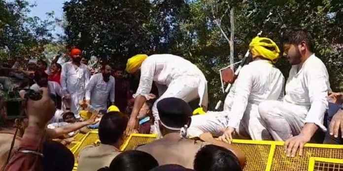 ਲਖੀਮਪੁਰ ਕਾਂਡ ਦੇ ਵਿਰੋਧ ਵਿੱਚ ਰਾਜ ਭਵਨ ਵੱਲ ਮਾਰਚ ਕਰਨ ਜਾ ਰਹੇ ‘ਆਪ’ ਵਰਕਰਾਂ ਨੂੰ ਪੁਲਿਸ ਨੇ ਰਾਹ ‘ਚ ਰੋਕਿਆ, ਕਈ ਆਗੂ ਲਏ ਹਿਰਾਸਤ ‘ਚ