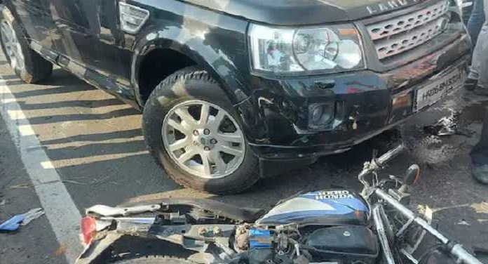 ਅੰਮ੍ਰਿਤਸਰ : ਅਕਾਲੀ ਦਲ ਦੇ ਕਾਫਲੇ ਦੌਰਾਨ ਬਾਈਪਾਸ ਨੇੜੇ ਤੇਜ਼ ਰਫ਼ਤਾਰ ਕਾਰ ਨੇ ਮੋਟਰਸਾਈਕਲ ਨੂੰ ਮਾਰੀ ਟੱਕਰ, ਨੌਜਵਾਨ ਦੀ ਮੌਤ