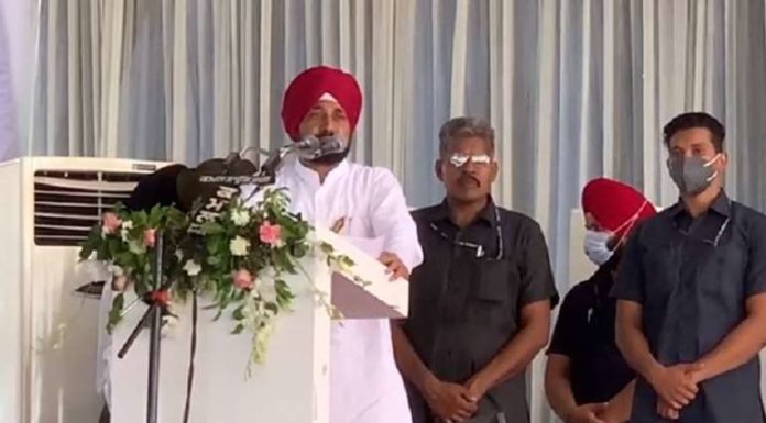 58 ਸਾਲ ਤੋਂ ਵੱਧ ਉਮਰ ਦੇ ਸਰਕਾਰੀ ਕਰਮਚਾਰੀਆਂ ਦੀ ਹੋਵੇਗੀ ਛੁੱਟੀ, CM ਚੰਨੀ ਨੇ ਬੇਰੋਜ਼ਗਾਰ ਨੌਜਵਾਨਾਂ ਨੂੰ ਮੌਕਾ ਦੇਣ ਲਈ ਚੁੱਕਿਆ ਵੱਡਾ ਕਦਮ