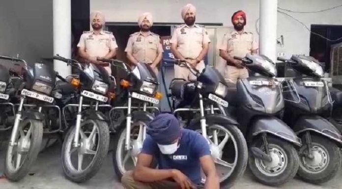 ਗੁਰਦਾਸਪੁਰ ਪੁਲਿਸ ਲਾਈਨ ਦਾ ਸਫਾਈ ਕਰਮਚਾਰੀ ਨਿਕਲਿਆ ਚੋਰ, 8 ਮੋਟਰਸਾਈਕਲ ਕੀਤੇ ਚੋਰੀ, ਚੜ੍ਹਿਆ ਪੁਲਿਸ ਹੱਥੇ