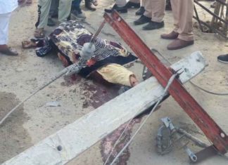 ਮਾਨਸਾ : ਬੱਸ ਸਟੈਂਡ ਦੇ ਬਾਹਰ ਚਚੇਰੀਆਂ ਭੈਣਾਂ ‘ਤੇ ਡਿੱਗਾ ਬਿਜਲੀ ਦਾ ਖੰਭਾ, ਇਕ ਦੀ ਮੌਤ, 3 ਜ਼ਖਮੀ