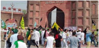 ‘ਆਪ’ ਵਰਕਰਾਂ ਨੇ ਕਿਸਾਨਾਂ ਨੂੰ ਕੱਢੀਆਂ ਗਾਲ੍ਹਾਂ, ਕਿਸਾਨਾਂ ਨੇ ਕੇਜਰੀਵਾਲ ਦੇ ਬੋਰਡ ਪਾੜੇ, ਕੀਤੀ ਨਾਅਰੇਬਾਜ਼ੀ