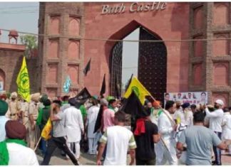 ‘ਆਪ’ ਵਰਕਰਾਂ ਨੇ ਕਿਸਾਨਾਂ ਨੂੰ ਕੱਢੀਆਂ ਗਾਲ੍ਹਾਂ, ਕਿਸਾਨਾਂ ਨੇ ਕੇਜਰੀਵਾਲ ਦੇ ਬੋਰਡ ਪਾੜੇ, ਕੀਤੀ ਨਾਅਰੇਬਾਜ਼ੀ