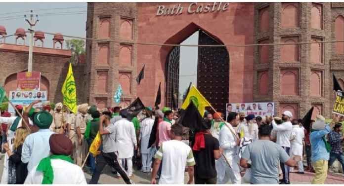 ‘ਆਪ’ ਵਰਕਰਾਂ ਨੇ ਕਿਸਾਨਾਂ ਨੂੰ ਕੱਢੀਆਂ ਗਾਲ੍ਹਾਂ, ਕਿਸਾਨਾਂ ਨੇ ਕੇਜਰੀਵਾਲ ਦੇ ਬੋਰਡ ਪਾੜੇ, ਕੀਤੀ ਨਾਅਰੇਬਾਜ਼ੀ