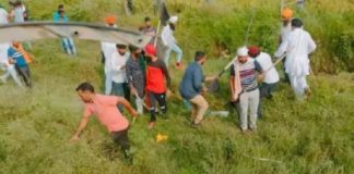 UP ‘ਚ ਪ੍ਰਦਰਸ਼ਨ ਕਰ ਰਹੇ ਕਿਸਾਨਾਂ ‘ਤੇ BJP ਦੇ ਕੇਂਦਰੀ ਮੰਤਰੀ ਦੇ ਪੁੱਤ ਨੇ ਚੜ੍ਹਾਈ ਕਾਰ, 2 ਦੀ ਮੌਤ, ਲੋਕਾਂ ਨੇ ਗੱਡੀ ਨੂੰ ਲਾਈ ਅੱਗ