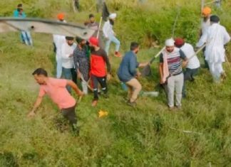 UP ‘ਚ ਪ੍ਰਦਰਸ਼ਨ ਕਰ ਰਹੇ ਕਿਸਾਨਾਂ ‘ਤੇ BJP ਦੇ ਕੇਂਦਰੀ ਮੰਤਰੀ ਦੇ ਪੁੱਤ ਨੇ ਚੜ੍ਹਾਈ ਕਾਰ, 2 ਦੀ ਮੌਤ, ਲੋਕਾਂ ਨੇ ਗੱਡੀ ਨੂੰ ਲਾਈ ਅੱਗ