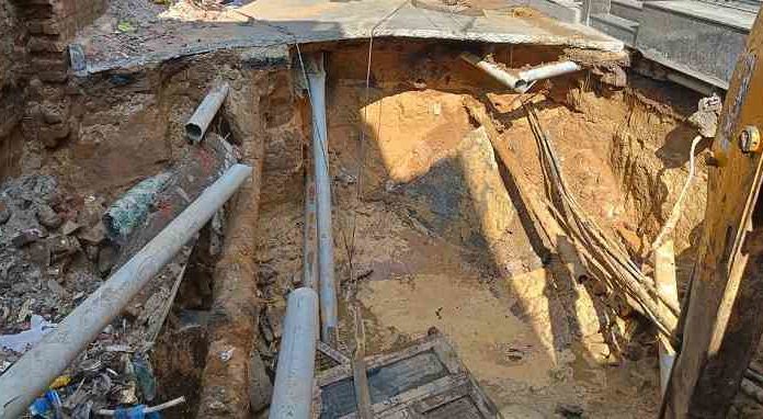 ਲੁਧਿਆਣਾ ਦੇ ਦੀਪ ਨਗਰ ‘ਚ ਧਸੀ ਸੜਕ, ਐਕਟਿਵਾ ਸਵਾਰ ਸਕੂਲੀ ਬੱਚਿਆਂ ਨੂੰ ਲੱਗੀਆਂ ਸੱਟਾਂ