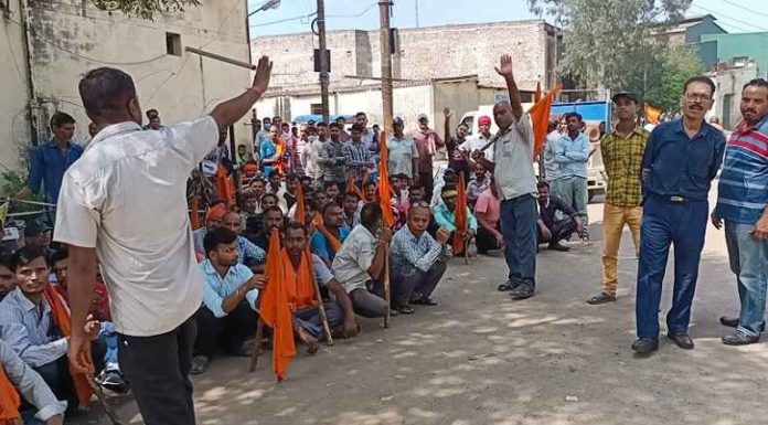 ਲੁਧਿਆਣਾ : ਫੈਕਟਰੀ ਮਾਲਕ ਨੇ ਬਾਊਂਸਰ ਬੁਲਾ ਕੇ ਵਰਕਰਾਂ ਨੂੰ ਕੁਟਵਾਇਆ, ਕਈ ਜ਼ਖਮੀ, ਵਰਕਰਾਂ ਨੇ ਫੈਕਟਰੀ ਦੇ ਬਾਹਰ ਲਾਇਆ ਧਰਨਾ