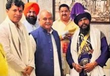 ਸਿੰਘੂ ਬਾਰਡਰ ‘ਤੇ ਕਤਲ ਦੀ ਜ਼ਿੰਮੇਵਾਰੀ ਲੈਣ ਵਾਲੇ ਨਿਹੰਗ ਦਲ ਦੇ ਮੁਖੀ ਦੀਆਂ ਭਾਜਪਾ ਆਗੂਆਂ ਨਾਲ ਤਸਵੀਰਾਂ ਨੇ ਖੜ੍ਹੇ ਕੀਤੇ ਗੰਭੀਰ ਸਵਾਲ