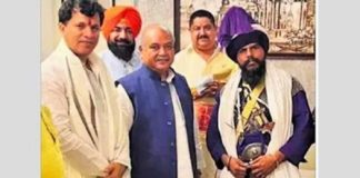 ਸਿੰਘੂ ਬਾਰਡਰ ‘ਤੇ ਕਤਲ ਦੀ ਜ਼ਿੰਮੇਵਾਰੀ ਲੈਣ ਵਾਲੇ ਨਿਹੰਗ ਦਲ ਦੇ ਮੁਖੀ ਦੀਆਂ ਭਾਜਪਾ ਆਗੂਆਂ ਨਾਲ ਤਸਵੀਰਾਂ ਨੇ ਖੜ੍ਹੇ ਕੀਤੇ ਗੰਭੀਰ ਸਵਾਲ