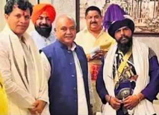 ਸਿੰਘੂ ਬਾਰਡਰ ‘ਤੇ ਕਤਲ ਦੀ ਜ਼ਿੰਮੇਵਾਰੀ ਲੈਣ ਵਾਲੇ ਨਿਹੰਗ ਦਲ ਦੇ ਮੁਖੀ ਦੀਆਂ ਭਾਜਪਾ ਆਗੂਆਂ ਨਾਲ ਤਸਵੀਰਾਂ ਨੇ ਖੜ੍ਹੇ ਕੀਤੇ ਗੰਭੀਰ ਸਵਾਲ