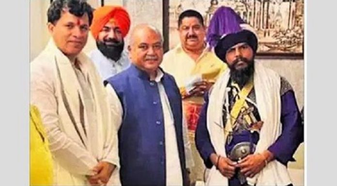 ਕੇਂਦਰੀ ਮੰਤਰੀ ਤੋਮਰ ਨਾਲ ਫੋਟੋਆਂ ਵਾਇਰਲ ਹੋਣ ਤੋਂ ਬਾਅਦ ਨਿਹੰਗ ਬਾਬਾ ਅਮਨ ਸਿੰਘ ਨੇ ਆਪਣੀ ਸਫਾਈ ‘ਚ ਕੀ-ਕੀ ਕਿਹਾ, ਪੜ੍ਹੋ ਪੂਰਾ ਮਾਮਲਾ