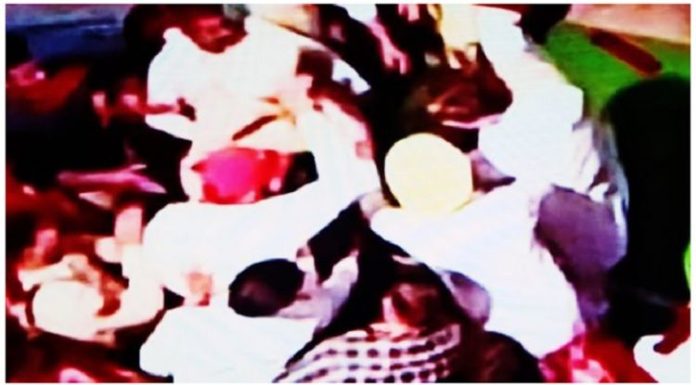 ਆਮ ਬੰਦੇ ਨੇ MLA ਨੂੰ ਪੁੱਛਿਆ- ਡਿਵੈਲਪਮੈਂਟ ਲਈ ਕੀ ਕੀਤਾ? ਜਵਾਬ ‘ਚ ਵਿਧਾਇਕ ਨੇ ਮਾਰੇ ਥੱਪੜ, ਕਾਂਗਰਸੀ ਵਰਕਰਾਂ ਤੇ ਪੁਲਿਸ ਨੇ ਵੀ ਕੁੱਟਿਆ