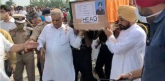 ”ਕਿਸਾਨੀ ਝੰਡਾ ਫੜ ਕੇ ਚੜ੍ਹਿਆ ਸੀ ਬਰਾਤ, ਹੁਣ ਤਿਰੰਗੇ ‘ਚ ਲਿਪਟ ਕੇ ਆਇਆ ਘਰ”, ਸ਼ਹੀਦ ਗੱਜਣ ਸਿੰਘ ਦੀ ਅਰਥੀ ਨੂੰ ਮੁੱਖ ਮੰਤਰੀ ਚੰਨੀ ਨੇ ਦਿੱਤਾ ਮੋਢਾ, ਨਮ ਅੱਖਾਂ ਨਾਲ ਦਿੱਤੀ ਵਿਦਾਇਗੀ