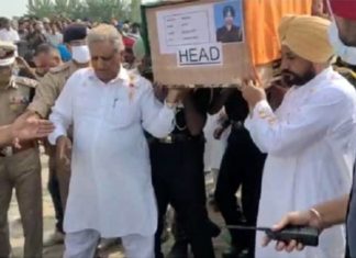 ”ਕਿਸਾਨੀ ਝੰਡਾ ਫੜ ਕੇ ਚੜ੍ਹਿਆ ਸੀ ਬਰਾਤ, ਹੁਣ ਤਿਰੰਗੇ ‘ਚ ਲਿਪਟ ਕੇ ਆਇਆ ਘਰ”, ਸ਼ਹੀਦ ਗੱਜਣ ਸਿੰਘ ਦੀ ਅਰਥੀ ਨੂੰ ਮੁੱਖ ਮੰਤਰੀ ਚੰਨੀ ਨੇ ਦਿੱਤਾ ਮੋਢਾ, ਨਮ ਅੱਖਾਂ ਨਾਲ ਦਿੱਤੀ ਵਿਦਾਇਗੀ