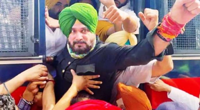 ਲਖੀਮਪੁਰ ‘ਚ ਵਾਪਰੀ ਘਟਨਾ ਦੇ ਵਿਰੋਧ ਵਿੱਚ ਪ੍ਰਦਰਸ਼ਨ ਕਰ ਰਹੇ ਨਵਜੋਤ ਸਿੱਧੂ ਨੂੰ ਪੁਲਿਸ ਨੇ ਲਿਆ ਹਿਰਾਸਤ ‘ਚ