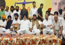 ਸੁਖਬੀਰ ਬਾਦਲ ਦੀ ਰੈਲੀ ਦੌਰਾਨ ਜੇਬ ਕਤਰਿਆਂ ਨੇ MLA ਪਵਨ ਟੀਨੂੰ ਤੇ Candidate ਚੰਦਨ ਗਰੇਵਾਲ ਦੀਆਂ ਕੱਟੀਆਂ ਜੇਬਾਂ
