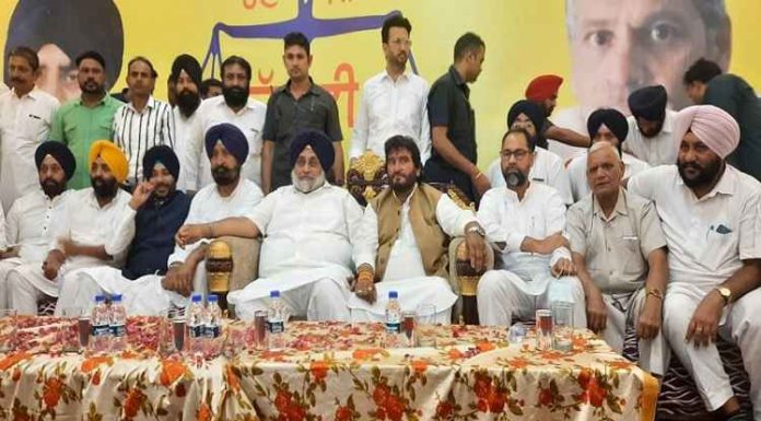 ਸੁਖਬੀਰ ਬਾਦਲ ਦੀ ਰੈਲੀ ਦੌਰਾਨ ਜੇਬ ਕਤਰਿਆਂ ਨੇ MLA ਪਵਨ ਟੀਨੂੰ ਤੇ Candidate ਚੰਦਨ ਗਰੇਵਾਲ ਦੀਆਂ ਕੱਟੀਆਂ ਜੇਬਾਂ