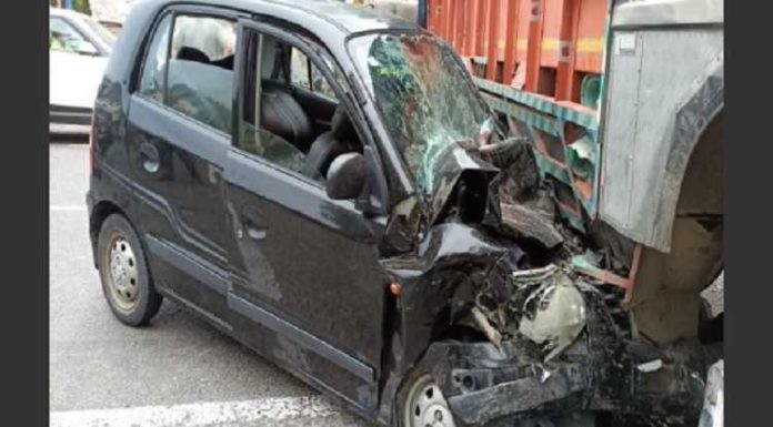 ਪਠਾਨਕੋਟ : ਕਾਰ-ਟਰੱਕ ਦੀ ਟੱਕਰ ‘ਚ ASI ਦੀ ਮੌਤ, ਪਤਨੀ ਸਣੇ 3 ਬੱਚੇ ਜ਼ਖਮੀ