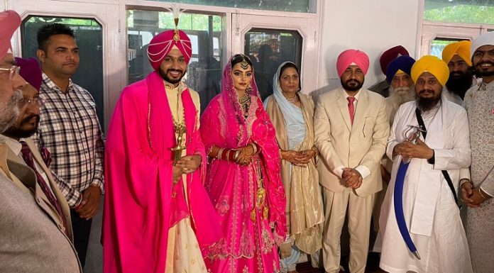 ਮੋਹਾਲੀ ‘ਚ ਮੁੱਖ ਮੰਤਰੀ ਚੰਨੀ ਦੇ ਬੇਟੇ ਦਾ ਹੋਇਆ ਆਨੰਦ ਕਾਰਜ, ਖੁਦ ਗੱਡੀ ਚਲਾ ਕੇ ਪਰਿਵਾਰ ਨਾਲ ਗੁਰਦੁਆਰੇ ਪੁੱਜੇ CM, ਪੰਗਤ ‘ਚ ਬੈਠ ਛਕਿਆ ਲੰਗਰ