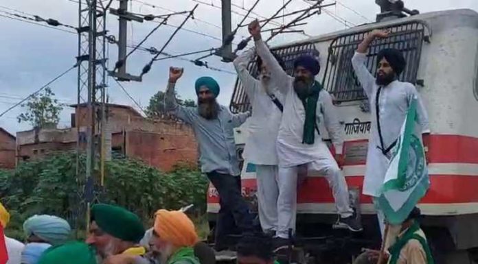 ਜਲੰਧਰ : ਦਕੋਹਾ ਫਾਟਕ ‘ਤੇ ਕਿਸਾਨਾਂ ਨੇ ਲਾਇਆ ਧਰਨਾ, ਨੈਸ਼ਨਲ ਹਾਈਵੇ ਜਾਮ, ਲੋਕ ਪ੍ਰੇਸ਼ਾਨ