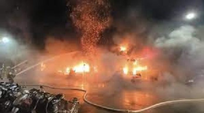 ਦੀਵਾਲੀ ਮੌਕੇ ਅੰਮ੍ਰਿਤਸਰ ‘ਚ 3 ਦੁਕਾਨਾਂ ਨੂੰ ਲੱਗੀ ਭਿਆਨਕ ਅੱਗ, ਲੱਖਾਂ ਦਾ ਸਾਮਾਨ ਸੜ ਕੇ ਸੁਆਹ