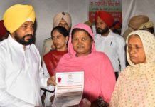 ਦੀਵਾਲੀ ਮੌਕੇ ਮੁੱਖ ਮੰਤਰੀ ਚੰਨੀ ਨੇ ਬਸੇਰਾ ਸਕੀਮ ਅਧੀਨ ਝੁੱਗੀ-ਝੌਂਪੜੀਆਂ ‘ਚ ਜੀਵਨ ਬਸਰ ਕਰ ਰਹੇ 269 ਲਾਭਪਾਤਰੀਆਂ ਨੂੰ ਚਮਕੌਰ ਸਾਹਿਬ ਵਿਖੇ ਮਾਲਕਾਨਾ ਹੱਕ ਦਿੱਤੇ