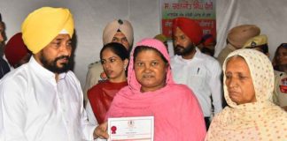 ਦੀਵਾਲੀ ਮੌਕੇ ਮੁੱਖ ਮੰਤਰੀ ਚੰਨੀ ਨੇ ਬਸੇਰਾ ਸਕੀਮ ਅਧੀਨ ਝੁੱਗੀ-ਝੌਂਪੜੀਆਂ ‘ਚ ਜੀਵਨ ਬਸਰ ਕਰ ਰਹੇ 269 ਲਾਭਪਾਤਰੀਆਂ ਨੂੰ ਚਮਕੌਰ ਸਾਹਿਬ ਵਿਖੇ ਮਾਲਕਾਨਾ ਹੱਕ ਦਿੱਤੇ