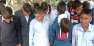 ਪ੍ਰਿੰਸੀਪਲ ਨੇ ਸਕੂਲ ‘ਚ 60 ਬੱਚਿਆਂ ਦੇ ਵਾਲ ਕਟਵਾਏ, ਨਾਂ ਕੱਟਣ ਦੀ ਵੀ ਦਿੱਤੀ ਧਮਕੀ, ਪੜ੍ਹੋ ਫਿਰ ਕੀ-ਕੀ ਹੋਇਆ