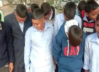 ਪ੍ਰਿੰਸੀਪਲ ਨੇ ਸਕੂਲ ‘ਚ 60 ਬੱਚਿਆਂ ਦੇ ਵਾਲ ਕਟਵਾਏ, ਨਾਂ ਕੱਟਣ ਦੀ ਵੀ ਦਿੱਤੀ ਧਮਕੀ, ਪੜ੍ਹੋ ਫਿਰ ਕੀ-ਕੀ ਹੋਇਆ