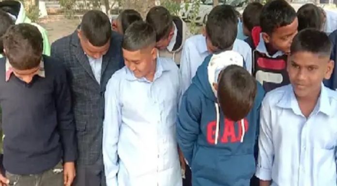 ਪ੍ਰਿੰਸੀਪਲ ਨੇ ਸਕੂਲ ‘ਚ 60 ਬੱਚਿਆਂ ਦੇ ਵਾਲ ਕਟਵਾਏ, ਨਾਂ ਕੱਟਣ ਦੀ ਵੀ ਦਿੱਤੀ ਧਮਕੀ, ਪੜ੍ਹੋ ਫਿਰ ਕੀ-ਕੀ ਹੋਇਆ