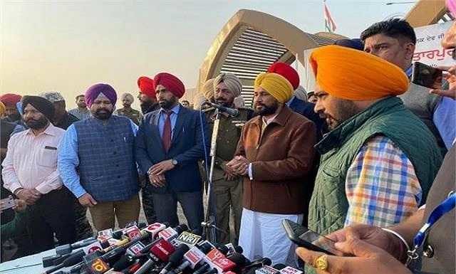 ਕਰਤਾਰਪੁਰ ਸਾਹਿਬ ਦੇ ਦਰਸ਼ਨ ਕਰਕੇ ਪਰਿਵਾਰ ਸਮੇਤ ਪਰਤੇ CM ਚੰਨੀ, ਸੰਗਤਾਂ ਲਈ ਕੀਤਾ ਇਹ ਵੱਡਾ ਐਲਾਨ