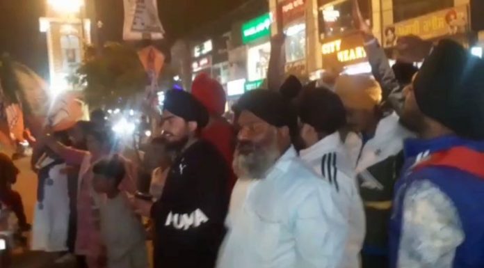 ਕਰਤਾਰਪੁਰ ਕੋਰੀਡੋਰ ਖੁੱਲ੍ਹਣ ‘ਤੇ BJP ਆਗੂਆਂ ਨੇ ਵੰਡੇ ਲੱਡੂ, ਕਿਸਾਨਾਂ ਨੇ ਲਾਏ ਭਾਜਪਾ ਮੁਰਦਾਬਾਦ ਦੇ ਨਾਅਰੇ